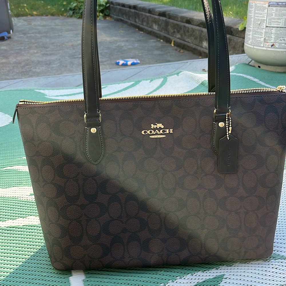 COACH Zip Top Tote Bag in Signature Canvas like new